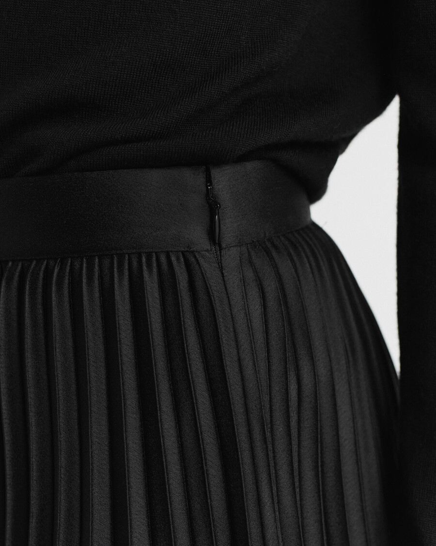 pleated sateen skirt - black